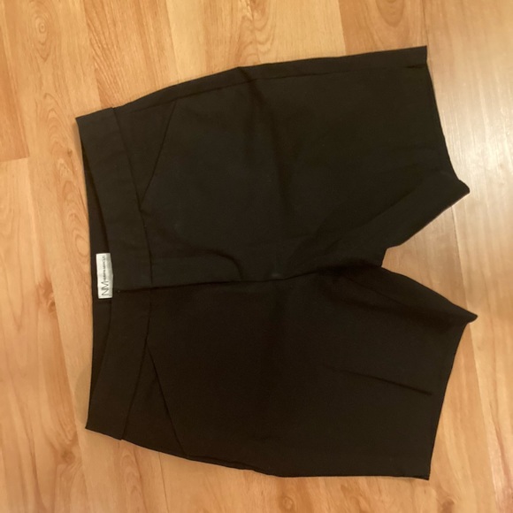 Neiman Marcus Mid Rise Mid Length Stretchy Black Shorts Size 4.  a1 - Picture 1 of 6